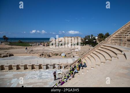 Das römische Amphitheater von Caesarea ist Teil des Caesarea Nationalparks, der die Überreste der alten Hafenstadt umfasst. Stockfoto