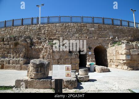 Außenansicht des römischen Amphitheaters von Caesarea, Teil des Caesarea Nationalparks, der die Überreste der alten Hafenstadt umfasst. Stockfoto