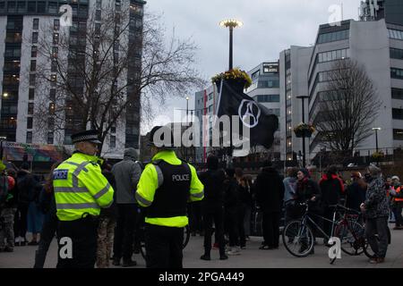 Bristol, Vereinigtes Königreich, 21. März 2023. Polizei und Demonstranten gegen Polizeigewalt versammeln sich am zweijährigen Jahrestag des ersten "Kill the Bill"-Protests in Bristol im Bearpit und vor der Polizeistation von Bridewell, bei dem mehrere Demonstranten verhaftet wurden, von denen einige noch im Gefängnis sind. J.B. Coll Stockfoto