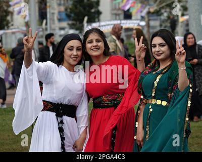 Diyarbakir, Türkei. 21. März 2023. Eine Gruppe kurdischer Frauen gibt Siegeszeichen während der Nawroz-Feier in Diyarbakir. Newroz wird jedes Jahr am 21. März in der Türkei gefeiert. Newroz ist die kurdische Feier von Nowruz; die Ankunft des Frühlings und des Neujahrs in der kurdischen Kultur. Jedes Jahr findet das letzte Treffen in Diyarbakir statt, der größten Stadt der kurdischen Region, mit Begeisterung von Tausenden von Kurden in bunten nationalen Outfits. Kredit: SOPA Images Limited/Alamy Live News Stockfoto