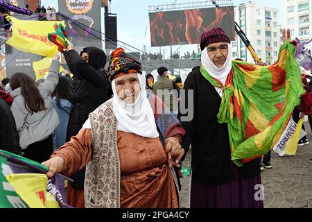 Diyarbakir, Türkei. 21. März 2023. Beim Nawroz-Festival in Diyarbakir werden zwei ältere kurdische Frauen gesehen. Newroz wird jedes Jahr am 21. März in der Türkei gefeiert. Newroz ist die kurdische Feier von Nowruz; die Ankunft des Frühlings und des Neujahrs in der kurdischen Kultur. Jedes Jahr findet das letzte Treffen in Diyarbakir statt, der größten Stadt der kurdischen Region, mit Begeisterung von Tausenden von Kurden in bunten nationalen Outfits. Kredit: SOPA Images Limited/Alamy Live News Stockfoto