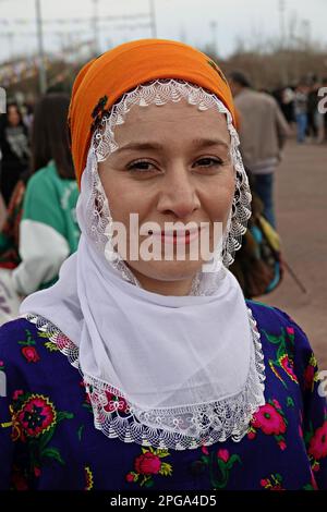 Diyarbakir, Türkei. 21. März 2023. Während der Nawroz-Feier in Diyarbakir ist eine kurdische Frau in traditioneller Kleidung zu sehen. Newroz wird jedes Jahr am 21. März in der Türkei gefeiert. Newroz ist die kurdische Feier von Nowruz; die Ankunft des Frühlings und des Neujahrs in der kurdischen Kultur. Jedes Jahr findet das letzte Treffen in Diyarbakir statt, der größten Stadt der kurdischen Region, mit Begeisterung von Tausenden von Kurden in bunten nationalen Outfits. Kredit: SOPA Images Limited/Alamy Live News Stockfoto