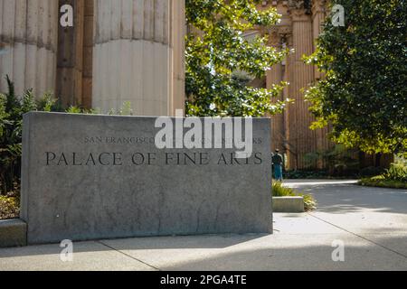 Am Eingang der Ausstellung befindet sich das Schild „Palast der schönen Künste“. San Franciscos Palace of Fine Arts, ein beeindruckendes architektonisches Meisterwerk im Marina District der Stadt, ist seit über einem Jahrhundert eine Quelle der Wunder und Inspiration. Der Palace of Fine Arts wurde 1915 für die Panama-Pacific Exposition erbaut und ist ein kulturelles Symbol für San Francisco, das jedes Jahr Millionen von Besuchern anzieht. Stockfoto