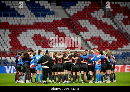 München, Deutschland. 21. März 2023. Fußball, Frauen: Champions League, Bayern München - WFC Arsenal, K.O.-Runde, Viertelfinale, erste Etappe, Allianz Arena. Bayerns Spieler feiern ihren Sieg am Ende des Spiels. Kredit: Peter Kneffel/dpa/Alamy Live News Stockfoto