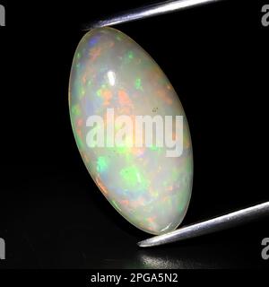 Natürliche Edelsteinopal auf schwarzem Hintergrund Stockfoto