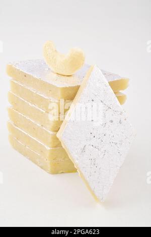 Kaju katli sweet isoliert auf weißem Hintergrund Stockfoto