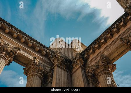 Eine Nahaufnahme der komplexen Schnitzereien und Details der Fassade des Palastes der Schönen Künste, die die kunstvolle Schönheit der Architektur hervorheben. San Franciscos Palace of Fine Arts, ein beeindruckendes architektonisches Meisterwerk im Marina District der Stadt, ist seit über einem Jahrhundert eine Quelle der Wunder und Inspiration. Der Palace of Fine Arts wurde 1915 für die Panama-Pacific Exposition erbaut und ist ein kulturelles Symbol für San Francisco, das jedes Jahr Millionen von Besuchern anzieht. (Foto: Chin Hei Leung/SOPA Images/Sipa USA) Stockfoto