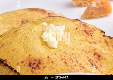 Eine kleine Portion Makki Roti mit weißer Butter Stockfoto