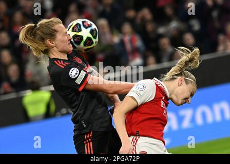 München, Deutschland. 21. März 2023. Fußball, Frauen: Champions League, Bayern München - WFC Arsenal, K.O.-Runde, Viertelfinale, erste Etappe, Allianz Arena. Bayerns Maximiliane Rall (l) und Arsenals Leah Williamson kämpfen um den Ball. Kredit: Peter Kneffel/dpa/Alamy Live News Stockfoto