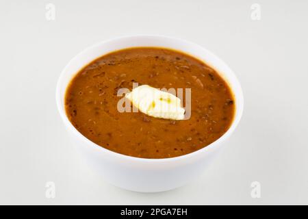 Butter dal makhani in Schüssel isoliert auf weißem Hintergrund Stockfoto