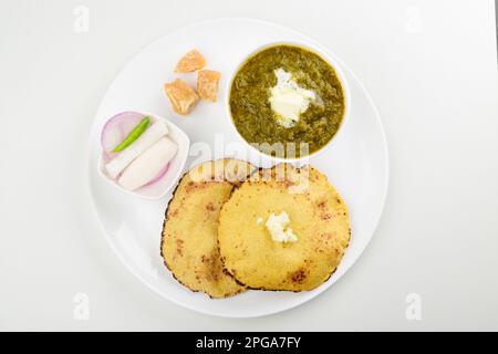 Draufsicht auf saag und Makki roti mit weißer Butter isoliert auf weißem Hintergrund Stockfoto