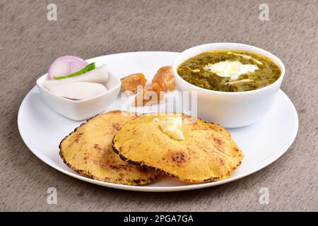 Punjabi-Mahlzeit saag und Makki Roti mit Salat auf dem Teller Stockfoto