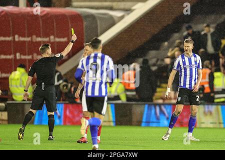 Schiedsrichter Ross Joyce gibt Michael Smith #24 of Sheffield Wednesday während des Sky Bet League 1-Spiels Barnsley vs Sheffield Wednesday in Oakwell, Barnsley, Großbritannien, 21. März 2023 eine gelbe Karte (Foto von Mark Cosgrove/News Images) Stockfoto