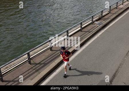 Paris, Paris, Frankreich. 21. März 2023. Ein Mann joggt in Paris entlang der seine. (Kreditbild: © Chenxi Yang/ZUMA Press Wire) NUR REDAKTIONELLE VERWENDUNG! Nicht für den kommerziellen GEBRAUCH! Stockfoto