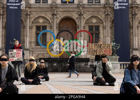 Paris, Paris, Frankreich. 21. März 2023. Architekturstudenten protestieren vor dem Hotel de Ville City Hall von Paris für bessere Bedingungen. (Kreditbild: © Chenxi Yang/ZUMA Press Wire) NUR REDAKTIONELLE VERWENDUNG! Nicht für den kommerziellen GEBRAUCH! Stockfoto
