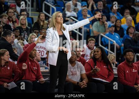 Oklahoma Sooners Cheftrainer Jennie Baranczyk während eines NCAA-Basketballturniers gegen die UCLA Bruins am Montag, den 20. März 2023, bei Paul Stockfoto