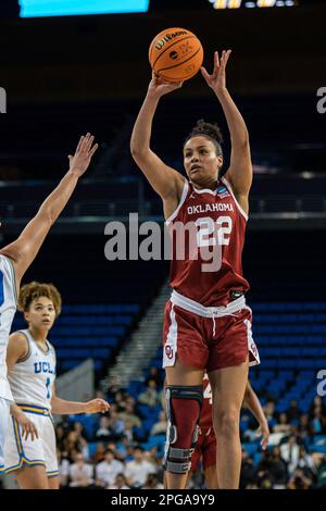 Oklahoma Sooners, die Wache Ana Llanusa (22), schießt während eines NCAA-Basketballturniers gegen die UCLA Bruins am Montag, den 20. März 2023, bei Pa Stockfoto