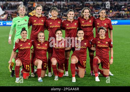 Rom, Italien. 21. März 2023. Roma-Spieler posieren für ein Teamfoto während des Viertelfinals der UEFA Champions League zwischen AS Roma und dem FC Barcelona im stadio Olimpico in Rom (Italien) am 21. März 2022. Kredit: Insidefoto di andrea staccioli/Alamy Live News Stockfoto