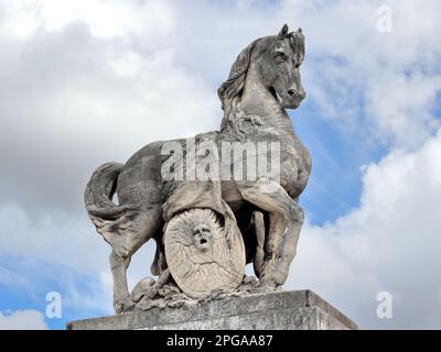 Reiterstatue Gallic Warrior von Antoine Preault auf der Pont d'Iena Brücke in Paris, Frankreich Stockfoto