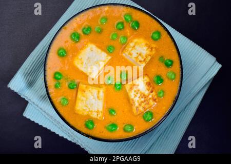 Matar Paneer mit Blick auf die Schüssel, berühmte indische Erbsen und Hüttenkäse-Curry Stockfoto