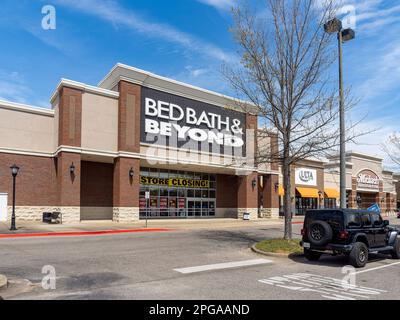 Das Schild mit dem Firmenlogo auf der Bettenbadewanne und der Außenfassade zeigt das Firmenlogo an und signiert eine weitere Geschäftsschließung in Montgomery Alabama, USA. Stockfoto