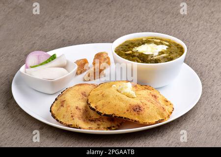 Saag mit Mais Chapati serviert mit Jaggery, punjabi gesundes Gericht Stockfoto