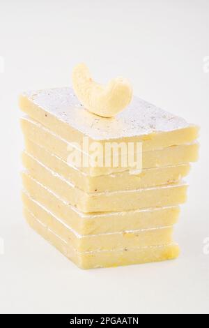 Kaju katli sweet isoliert auf weißem Hintergrund Stockfoto