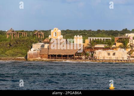 Touristenunterkünfte am Costa Maya Carbbean Kreuzfahrthafen und Touristenort. Stockfoto