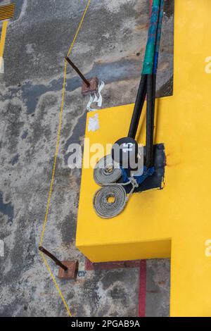 Kabel für Kreuzfahrtschiffe am Kreuzfahrthafen Costa Maya Carbbean und Touristenort. Stockfoto