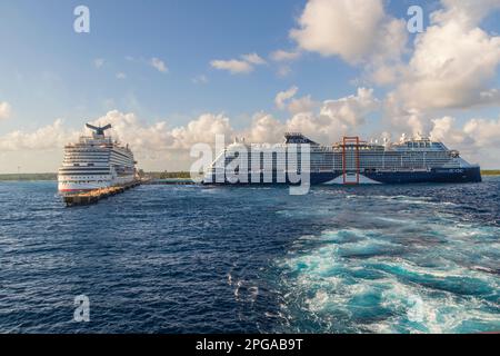 Prominente BEYOND und Carnival BREEZE Kreuzfahrtschiffe am Costa Maya Mexico Carbbean Kreuzfahrthafen und Tourist Location. - Blick von Ruby Princess Cruise Sh Stockfoto