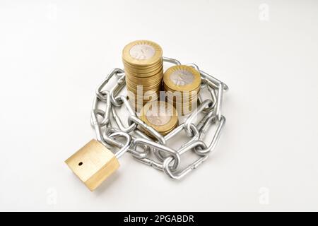 Münzstapel mit Kette und Schloss, Geldschutzkonzept Stockfoto