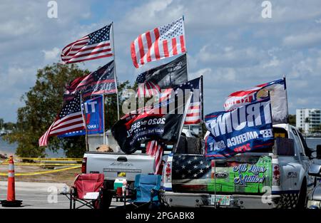 West Palm Beach, Usa. 21. März 2023. Flaggen fliegen zur Unterstützung des ehemaligen Präsidenten Donald Trump gegenüber von Mar-a-Lago in West Palm Beach, Florida, am Dienstag, den 21. März 2023. Foto: Gary i Rothstein/UPI Credit: UPI/Alamy Live News Stockfoto