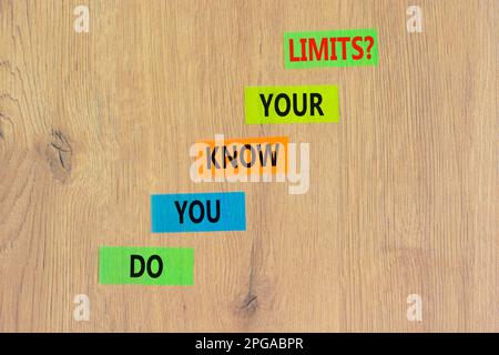 Kennen Sie das Limitsymbol? Konzeptbegriffe kennst du deine Grenzen bei farbigem Papier? Schöner Holztisch mit Holzhintergrund. Das Geschäft kennen Sie doch Stockfoto