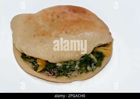 Flat Shami Syrian Bread gefüllt mit pommes Frites und grünem Salat, traditionelle ägyptische frittierte Kartoffeln Finger Sandwich umgeben von kühlen und knusprigen umgeben Stockfoto