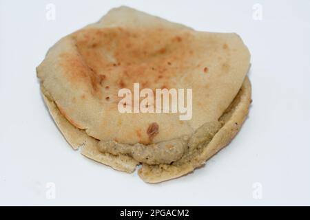 Shami Syrisches Fladenbrot gefüllt mit traditionellem ägyptischen Baba Ghanoush, gegrillte Aubergine mit gerösteten Auberginen, Tahini, Olivenöl, Zitronensaft, Gar Stockfoto