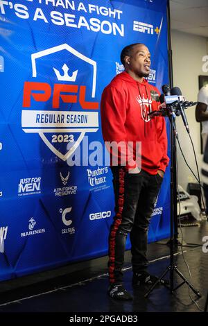 Las Vegas, NV, USA. 21. März 2023. PFL Featherweight Bubba Jenkins spricht während des 2023. PFL Regular Season Media Day im Xtreme Couture MMA in Las Vegas, NV, vor den Medien. Christopher Trim/CSM/Alamy Live News Stockfoto