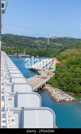 Balkone auf der Seite des Kreuzfahrtschiffs Ruby Princess, das in Roatan Honduras angelegt hat. Stockfoto