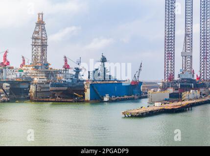 Vom Kreuzfahrtschiff Ruby Princess gesehen, wenn es Galveston verlässt. USS Battleship Texas wird in Galveston Texas repariert. Stockfoto