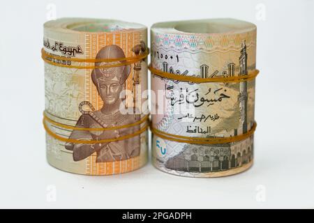 50 Piasters Half EGP LE Egyptian Pfund Bargeld Scheine zusammengerollt mit Gummibändern mit einem Bild der Al Azhar Moschee und Ramesses II der zweiten 2., z. B. Stockfoto