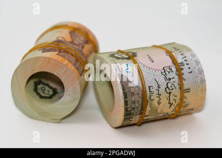 50 Piasters Half EGP LE Egyptian Pfund Bargeld Scheine zusammengerollt mit Gummibändern mit einem Bild der Al Azhar Moschee und Ramesses II der zweiten 2., z. B. Stockfoto