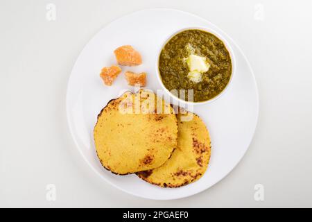 Draufsicht auf sarson ka saag mit Makki Roti und Jaggery Stockfoto