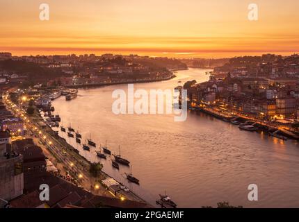 Vila Nova de Gaia, Portugal - 25. August 2022: Sonnenuntergang: Panoramablick auf den Douro River und Porto vom Aussichtspunkt Serra do Pilar. Stockfoto
