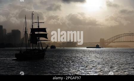 562 Uhr Silhouetting Schoner Barque Großsegler Segeln in Richtung Harbour Bridge an einem trüben Nachmittag. Sydney-Australien. Stockfoto