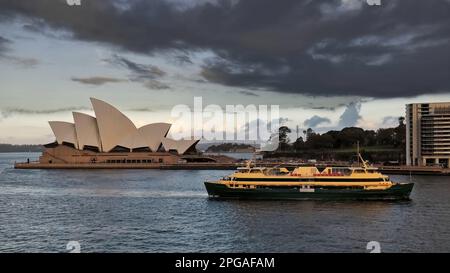 568 Uhr Manly-Circular Quay Fähre, die neben dem Opernhaus vorbeifährt. Sydney-Australien. Stockfoto