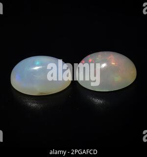 Natürliche Edelsteinopal auf schwarzem Hintergrund Stockfoto