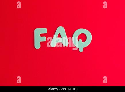 Farbige Buchstaben als Abkürzung für häufig gestellte Fragen (FAQ). Stockfoto