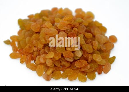 Ein Haufen Rosinen, eine getrocknete Weintraube, werden in vielen Regionen der Welt hergestellt und können roh gegessen oder zum Kochen, Backen und Brauen verwendet werden, auch c Stockfoto