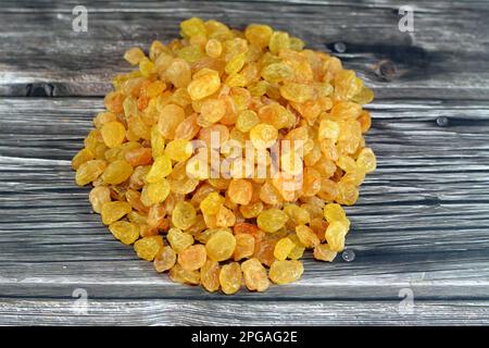 Ein Haufen Rosinen, eine getrocknete Weintraube, werden in vielen Regionen der Welt hergestellt und können roh gegessen oder zum Kochen, Backen und Brauen verwendet werden, auch c Stockfoto