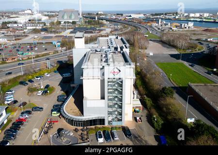 Ein Luftblick auf das Future Inn Hotel in Cardiff Bay, Wales, Großbritannien. Stockfoto