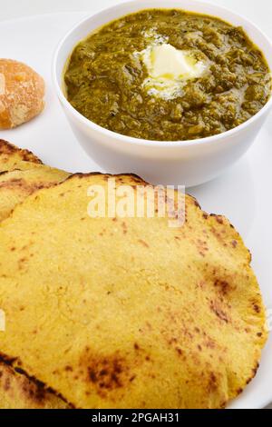 Eine Nahaufnahme von Makki Roti und buttersaag im Teller Stockfoto